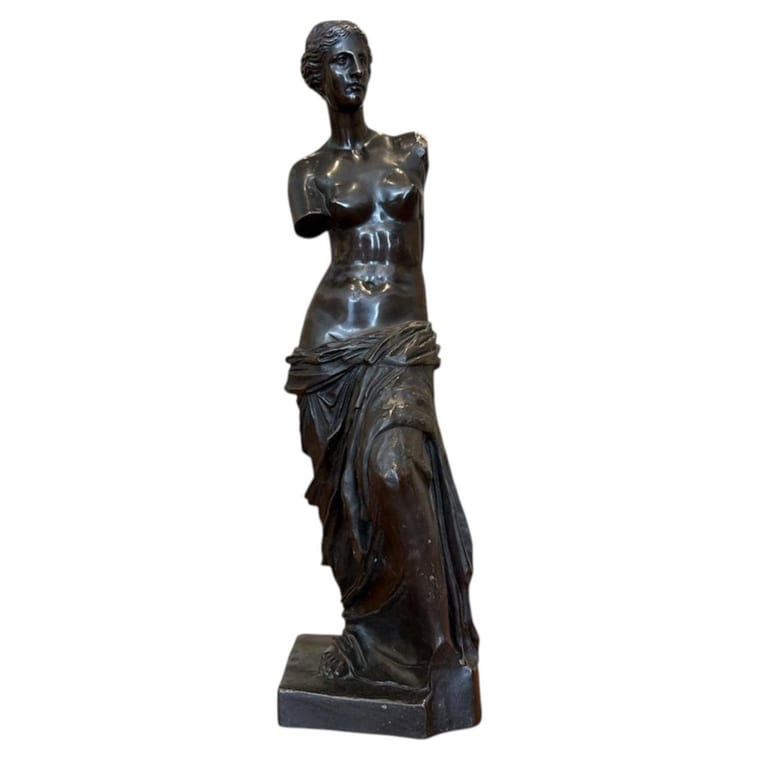 A stampend Venus de Milo in bronze