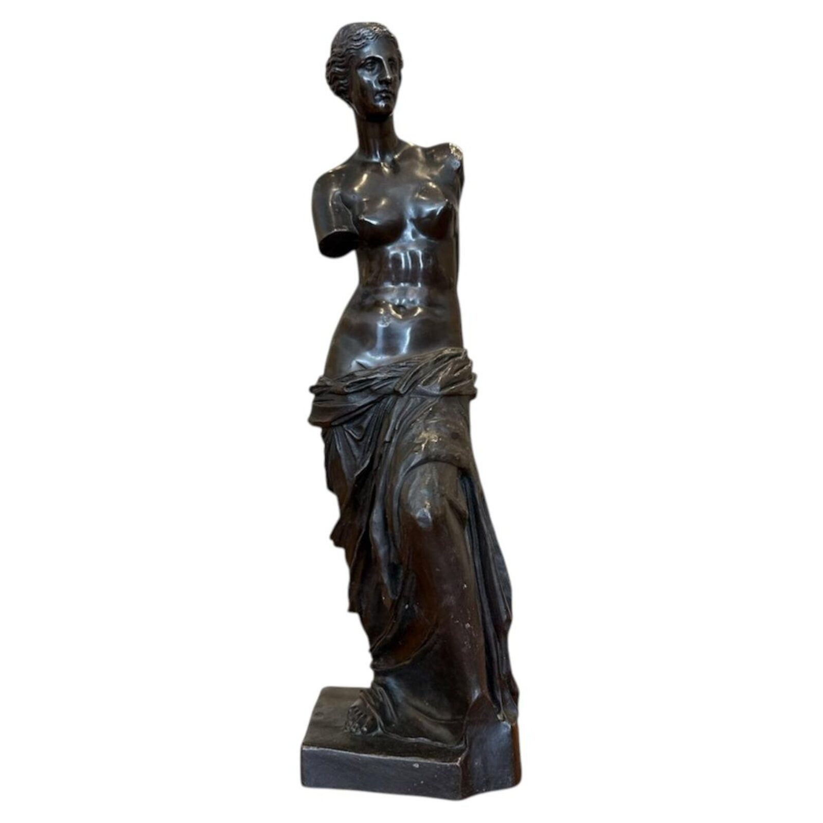 A stampend Venus de Milo in bronze